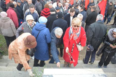 29 лет со дня трагедии: Новосибирцы вспомнили о героизме защитников Верховного Совета