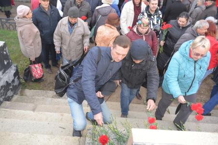 29 лет со дня трагедии: Новосибирцы вспомнили о героизме защитников Верховного Совета