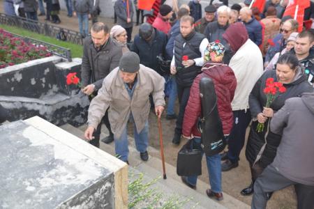 29 лет со дня трагедии: Новосибирцы вспомнили о героизме защитников Верховного Совета