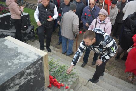 29 лет со дня трагедии: Новосибирцы вспомнили о героизме защитников Верховного Совета