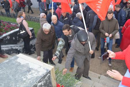 29 лет со дня трагедии: Новосибирцы вспомнили о героизме защитников Верховного Совета