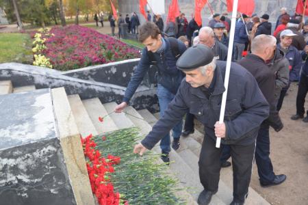 29 лет со дня трагедии: Новосибирцы вспомнили о героизме защитников Верховного Совета