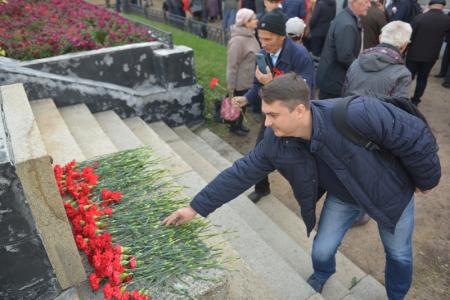 29 лет со дня трагедии: Новосибирцы вспомнили о героизме защитников Верховного Совета