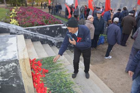 29 лет со дня трагедии: Новосибирцы вспомнили о героизме защитников Верховного Совета