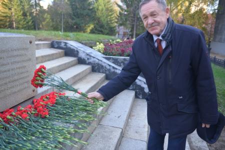 29 лет со дня трагедии: Новосибирцы вспомнили о героизме защитников Верховного Совета