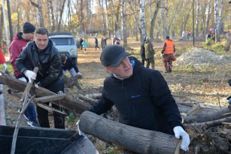 Мэр Новосибирска Анатолий Локоть принял участие в субботнике в Сквере Героев Донбасса