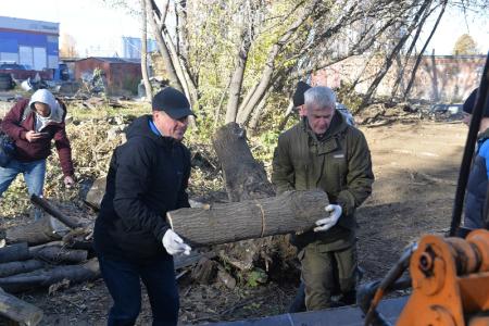 Мэр Новосибирска Анатолий Локоть принял участие в субботнике в Сквере Героев Донбасса