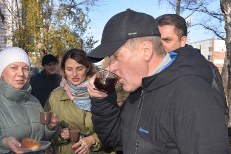 Мэр Новосибирска Анатолий Локоть принял участие в субботнике в Сквере Героев Донбасса