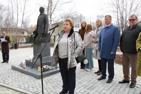 Свердловская область. Депутат Госдумы Нина Останина открыла в Серове памятник Геннадию Селезнёву
