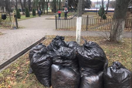 Тульские коммунисты отметили День Комсомола субботниками на местах памяти героев-комсомольцев.