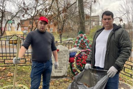 Тульские коммунисты отметили День Комсомола субботниками на местах памяти героев-комсомольцев.