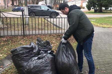 Тульские коммунисты отметили День Комсомола субботниками на местах памяти героев-комсомольцев.