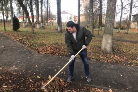 Тульские коммунисты отметили День Комсомола субботниками на местах памяти героев-комсомольцев.
