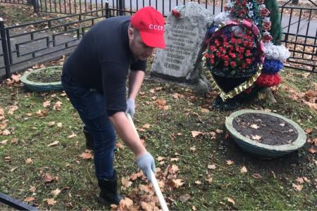 Тульские коммунисты отметили День Комсомола субботниками на местах памяти героев-комсомольцев.