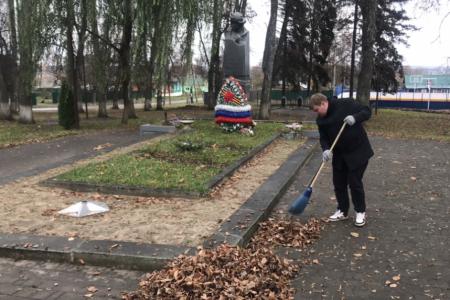 Тульские коммунисты отметили День Комсомола субботниками на местах памяти героев-комсомольцев.