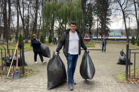 Тульские коммунисты отметили День Комсомола субботниками на местах памяти героев-комсомольцев.
