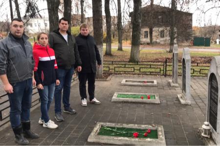 Тульские коммунисты отметили День Комсомола субботниками на местах памяти героев-комсомольцев.