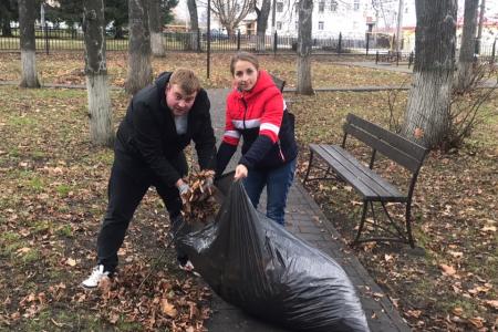 Тульские коммунисты отметили День Комсомола субботниками на местах памяти героев-комсомольцев.