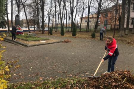 Тульские коммунисты отметили День Комсомола субботниками на местах памяти героев-комсомольцев.