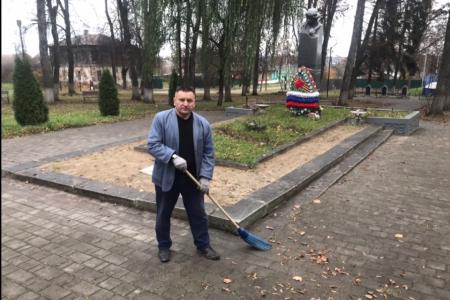 Тульские коммунисты отметили День Комсомола субботниками на местах памяти героев-комсомольцев.