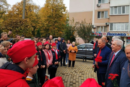В Краснодаре активисты КПРФ и ЛКСМ РФ отметили день рождения Ленинского Комсомола у памятника в честь комсомольцев всех поколений