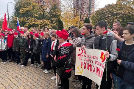 В Краснодаре активисты КПРФ и ЛКСМ РФ отметили день рождения Ленинского Комсомола у памятника в честь комсомольцев всех поколений