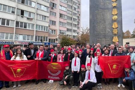 В Краснодаре активисты КПРФ и ЛКСМ РФ отметили день рождения Ленинского Комсомола у памятника в честь комсомольцев всех поколений