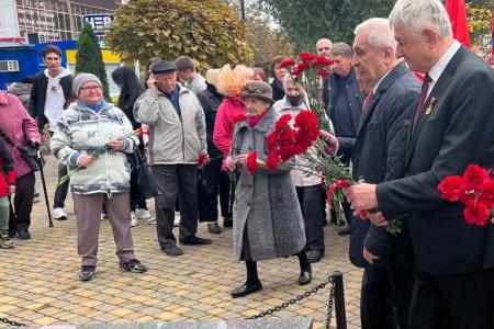 В Краснодаре активисты КПРФ и ЛКСМ РФ отметили день рождения Ленинского Комсомола у памятника в честь комсомольцев всех поколений