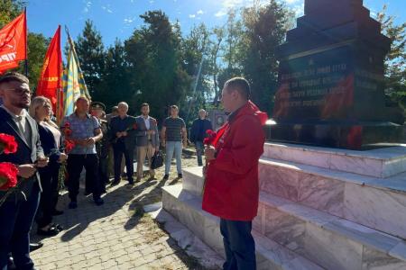 Краснодар. Активисты лево-патриотических сил почтили память павших в октябре 1993 года защитников Советской власти