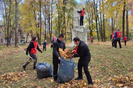 Рязань. Коммунисты и комсомольцы провели субботник в сквере им. Чернышевского