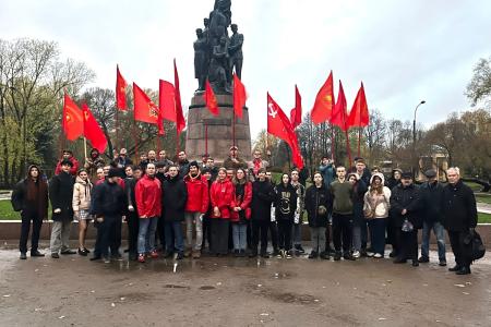 Ленинград: Субботник в ленинском шалаше, цветы комсомольцам-героям и дань памяти молодогвардейцам!