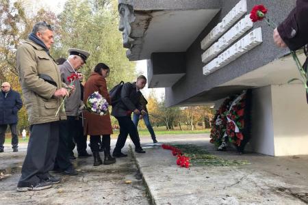 Комсомольцы Калининграда: Пока бьются наши сердца, жив Комсомол, Ленин и Партия