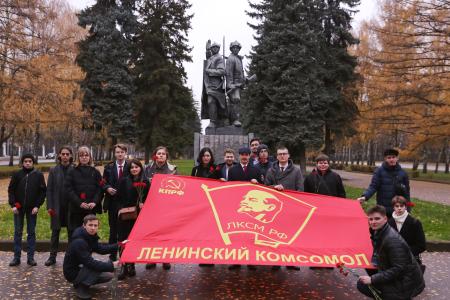 Под Знаменем Комсомола – к новым победам!