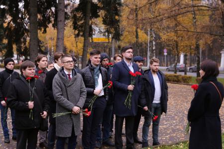 Под Знаменем Комсомола – к новым победам!