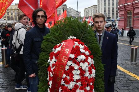 Под Знаменем Комсомола – к новым победам!