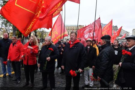 Под Знаменем Комсомола – к новым победам!