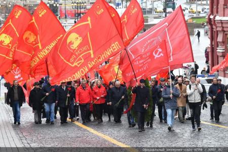 Под Знаменем Комсомола – к новым победам!