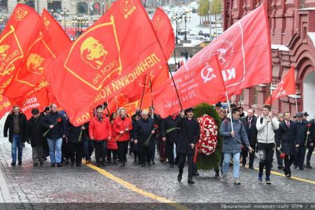 Под Знаменем Комсомола – к новым победам!