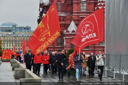 Под Знаменем Комсомола – к новым победам!