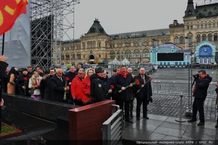Под Знаменем Комсомола – к новым победам!