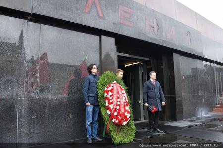 Под Знаменем Комсомола – к новым победам!