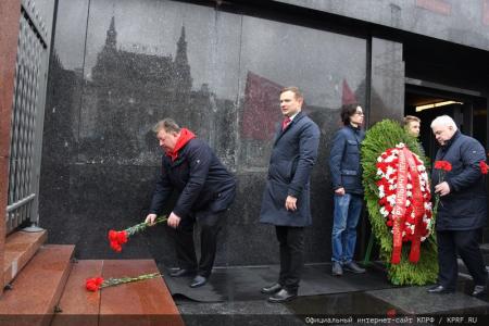 Под Знаменем Комсомола – к новым победам!