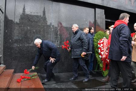Под Знаменем Комсомола – к новым победам!