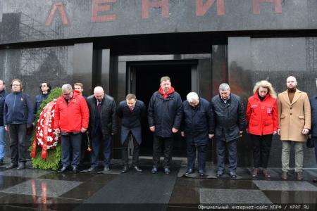Под Знаменем Комсомола – к новым победам!