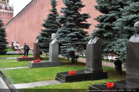 Под Знаменем Комсомола – к новым победам!