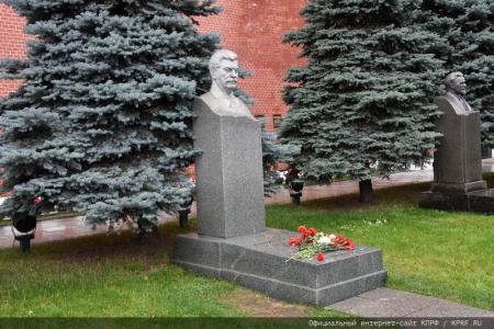 Под Знаменем Комсомола – к новым победам!