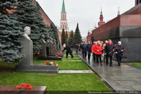 Под Знаменем Комсомола – к новым победам!