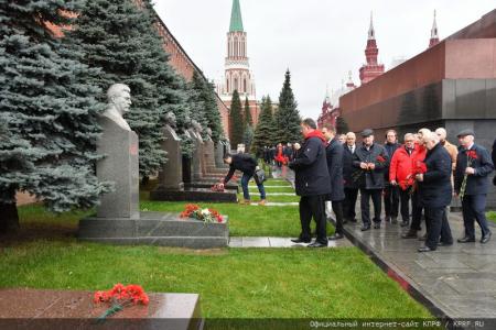 Под Знаменем Комсомола – к новым победам!