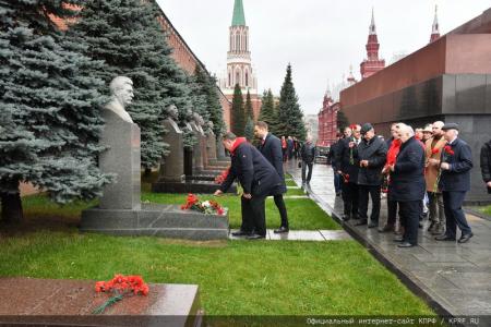 Под Знаменем Комсомола – к новым победам!