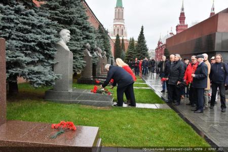 Под Знаменем Комсомола – к новым победам!